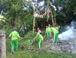 Babinsa Koramil 1407-17/Salomekko Bersama Siswa SD Inpres 7/83 Malimongeng Laksanakan Kerja Bakti Bersihkan Lingkungan Sekolah