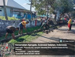 BABINSA KORAMIL 1407-01/AJANGALE GELAR KERJA BAKTI BERSAMA WARGA DI KELURAHAN POMPANUA