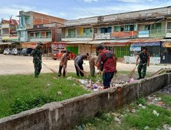 BABINSA KORAMIL 1407-01/AJANGALE GELAR KARYA BAKTI BERSAMA WARGA DI PASAR POMPANUA