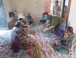 Babinsa Koramil 08/Lamuru Kodim 1407/Bone Laksanakan Komunikasi Sosial Dengan Warga Desa Barakkae