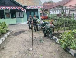 Babinsa Koramil Tanete Riattang Kodim 1407/Bone Laksanakan Pemeliharaan Dan Pembenahan Kebun Koramil