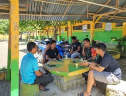 Babinsa Koramil 13/Sibulue Kodim 1407/Bone Melaksanakan Komunikasi Sosial Dengan Pemuda Desa Pakkasalo