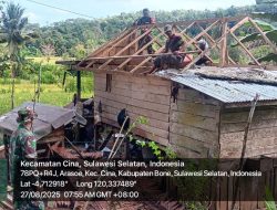 Babinsa Koramil 1407-12/Cina Bersama Warga Laksanakan Perehaban Rumah Dalam Program RTLH Di Desa Arasoe