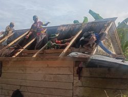Anggota Koramil 1407-12/Cina Laksanakan Rehab Rumah Warga Di Desa Arasoe Melalui Program RTLH