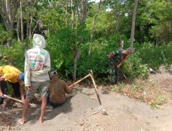 Babinsa Koramil Kajuara Kodim 1407/Bone Bersama Warga Gotong Royong Bangun Talud Di Desa Polewali
