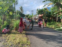 Babinsa Koramil 1407-21/Palakka Bersama Sekdes Dan Masyarakat Melaksanakan Karya Bakti Pembersihan Bahu Jalan Di Dusun 2 Jampue Desa Panyili