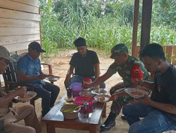 Babinsa Koramil 1407-01/Ajangale Laksanakan Komsos Bersama Kades Dan Warga Desa Labissa