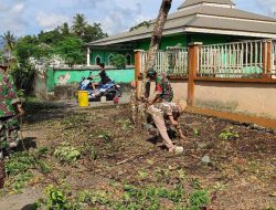 Anggota Koramil 1407-10/Ponre Dan Pegawai Puskesmas Gelar Gotong Royong Di Halaman Puskesmas Dusun Lonrong