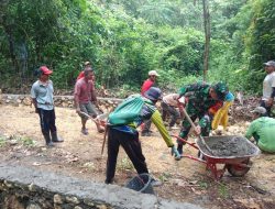 Babinsa Koramil 09/Lapri Kodim 1407/Bone Gelar Karya Bakti Bersama Warga Di Desa Bengo