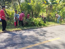 Babinsa Koramil 1407-15/Mare Bersama Warga Bersihkan Ranting Pohon Di Sepanjang Jalan Poros Bone – Sinjai