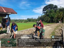 Babinsa Koramil 1407-21/Palakka Bersama Warga Laksanakan Kerja Bakti Pembuatan Pondasi Talud Jalan di Desa binaan