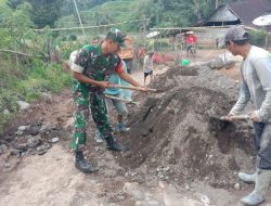 Anggota Koramil 20/Bontocani Kodim 1407/Bone Bergotong Royong Bersama Warga Di Dusun Cani