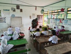Babinsa Koramil 03/Cenrana Kodim 1407/Bone Berikan Materi Bela Negara Kepada Siswa SD Di Desa Ajalasse
