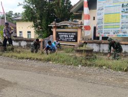 Personil Koramil 1407-11/Barebbo Bersama Polsek Dan Perangkat Desa Gelar Karya Bakti Pembersihan Selokan Di Depan Kantor Desa Barebbo