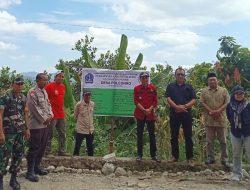 Dukung Pembangunan Desa, Babinsa Koramil 1407-10/Ponre Dampingi Monitoring Penimbunan Jalan Di Desa Poleonro