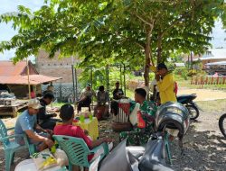 Babinsa Koramil 02/Dua Boccoe Kodim 1407/Bone Laksanakan Komunikasi Sosial Bersama Kelompok Tani Di Desa Solo