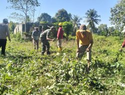 Babinsa Kodim 1407/Bone Koramil 07/Tanete Riattang  Laksanakan Karya Bakti Pembukaan Lahan Kebun Bersama Warga
