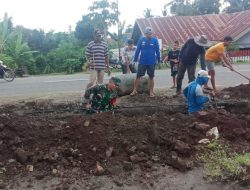 Babinsa Koramil 1407-18/Kajuara Dan Warga Gotong Royong Gali Selokan Dan Pasang Gorong-Gorong Di Desa Bulu Tanah