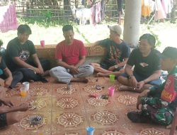 Babinsa Kodim 1407/Bone Koramil 18/Kajuara Pererat Hubungan Dengan Warga Lewat Komsos Di Desa Mallahae