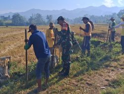 Babinsa Koramil 1407-14/Libureng Bersama Warga Gotong Royong Gali Lubang Pembangunan Talud Jalan Tani Di Desa Tompo Bulu