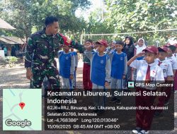 Tanamakan Disiplin Babinsa Koramil 14/Libureng Kodim 1407/Bone Latih PBB Murid Sekolah Dasar