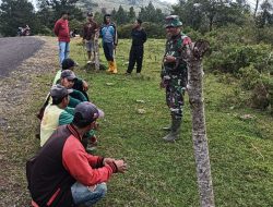 Babinsa Koramil 08/Lamuru Kodim 1407/Bone Aktif Laksanakan Komsos Dengan Warga Desa Padaelo