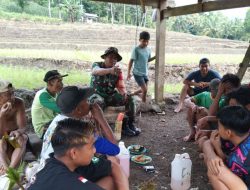 Jalin Silaturahmi Dan Jaga Kamtibmas, Babinsa Koramil 1407-08/Lamuru Rutin Laksanakan Komsos Di Desa Massenrenpulu