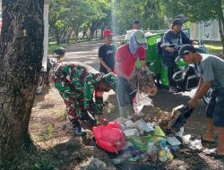 Babinsa Kodim 1407/Bone Koramil 07/Tanete Riattang Melaksanakan Karya Bakti Pembersihan Kanan Kiri Jalan