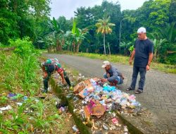 Babinsa Kodim 1407/Bone Koramil 06/Awangpone Laksanakan Karya Bakti Pembersihan Saluran Air Di Desa Abbanuang