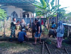 Babinsa Koramil 08/Lamuru Kodim 1407/Bone Bersama Warga Gelar Karya Bakti Bersihkan Kebun Mini Di Desa Poleonro