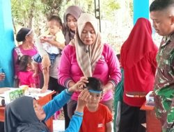 Babinsa Koramil 15/Mare Dim 1407/Bone Dampingi Pelayanan Kesehatan Ibu Dan Balita Di Posyandu Komodo Desa Pattiro