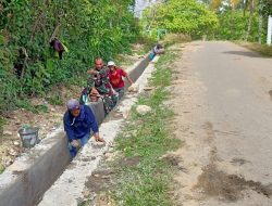 Babinsa Kodim 1407/Bone Koramil Salomekko Bantu Perbaikan Saluran Irigasi Di Kelurahan Pancaitanah