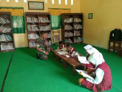 Babinsa Koramil 15/Mare Kodim 1407/Bone Dampingi Pelajar Dalam Program Gemar Membaca