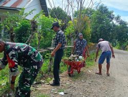 Babinsa Kodim 1407/Bone Koramil 19/Kahu Bersama Warga Gotong Royong Bersihkan Bahu Jalan Desa Balle