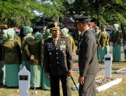 Sambut HUT TNI Ke 80, Dandim Bone Dan Istri Beri Penghormatan Tabur Bunga Di TMP Watampone