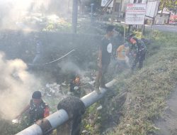 Anggota Koramil 1407-05/Ulaweng Dan Warga Gelar Karya Bakti Bersihkan Saluran Air Di Desa Manurunge