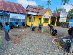 Babinsa Koramil 1407-15/Mare dan Perangkat Desa Gelar Kerja Bakti Di Halaman Kantor Desa Kadai