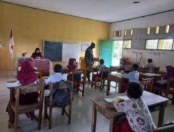 Babinsa Kodim 1407/Bone Koramil 10/Ponre Berikan Wawasan Kebangsaan Kepada Siswa SD Tinco