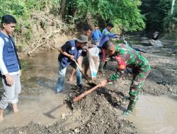 Babinsa Koramil 1407-09/Lapri Bersama Warga Gotong Royong Keruk Sungai Di Desa Tungke