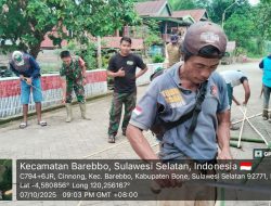 BABINSA KORAMIL 1407-11/BAREBBO BERSAMA WARGA LAKSANAKAN KERJA BAKTI PEMBUATAN PAGAR