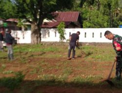Babinsa Koramil 14/Libureng Bersama Perangkat Desa Laksanakan Kerja Bakti Di Halaman Kantor Desa Mattiro Deceng