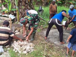 Babinsa Koramil 1407-02/Dua Boccoe Bersama Masyarakat Laksanakan Kerja Bakti Pemasangan Batu Nisan Di Salah Satu Makam
