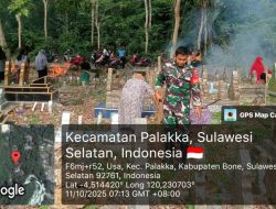 Babinsa Koramil 1407-21/Palakka Laksanakan Kerja Bakti Bersama Warga Di Perkuburan Islam Desa Binaan