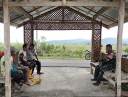 Babinsa Koramil 1407-11/Barebbo Tingkatkan Silaturahmi dan Kebersamaan Lewat Komsos Bersama Warga