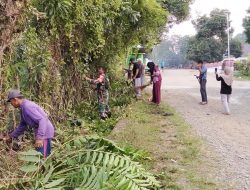 BABINSA KORAMIL 1407-15/MARE LAKSANAKAN KARYA BAKTI PEMBERSIHAN SELOKAN BERSAMA WARGA DI DESA LAPPA UPANG
