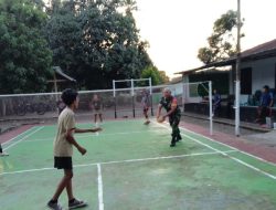 Babinsa Koramil 14/Libureng Kodim 1407/Bone Dampingi Remaja Bermain Sepak Takraw Di Makoramil