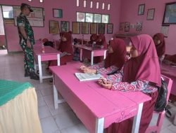 Babinsa Koramil 01/Ajangale Kodim 1407/Bone Berikan Materi Pelajaran Kepada Siswa SDN 116 Timurung