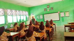 Babinsa Koramil 1407-18/Kajuara Tanamkan Wawasan Kebangsaan Sejak Dini di Sekolah