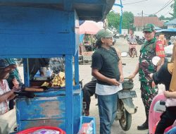 Babinsa Koramil 1407-19/Kahu Pantau Keamanan dan Laksanakan Komsos di Pasar Rakyat Palattae