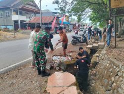 Aksi Cepat Babinsa Koramil 09/Lappariaja Kodim 1407/Bone Normalisasi Saluran Got Yang Tersumbat
